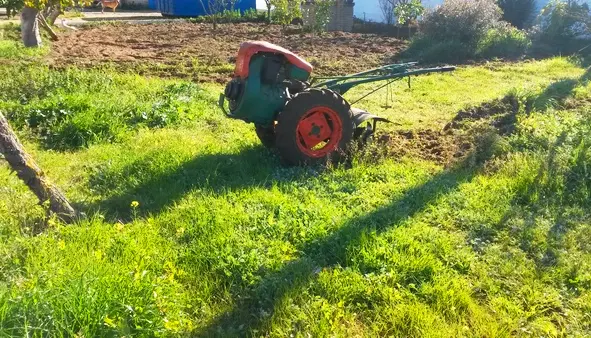maquinaria en parcela para limpiar