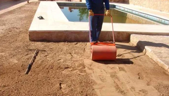 nivelando terreno para césped