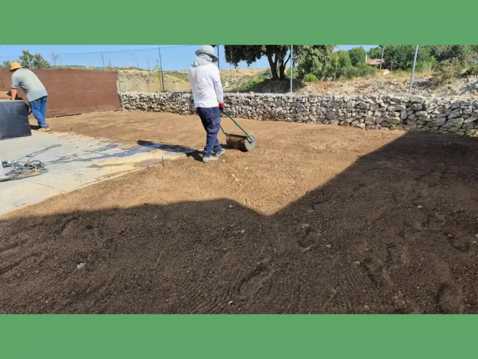 jardineros-en-madrid-preparando-terreno-para-riego