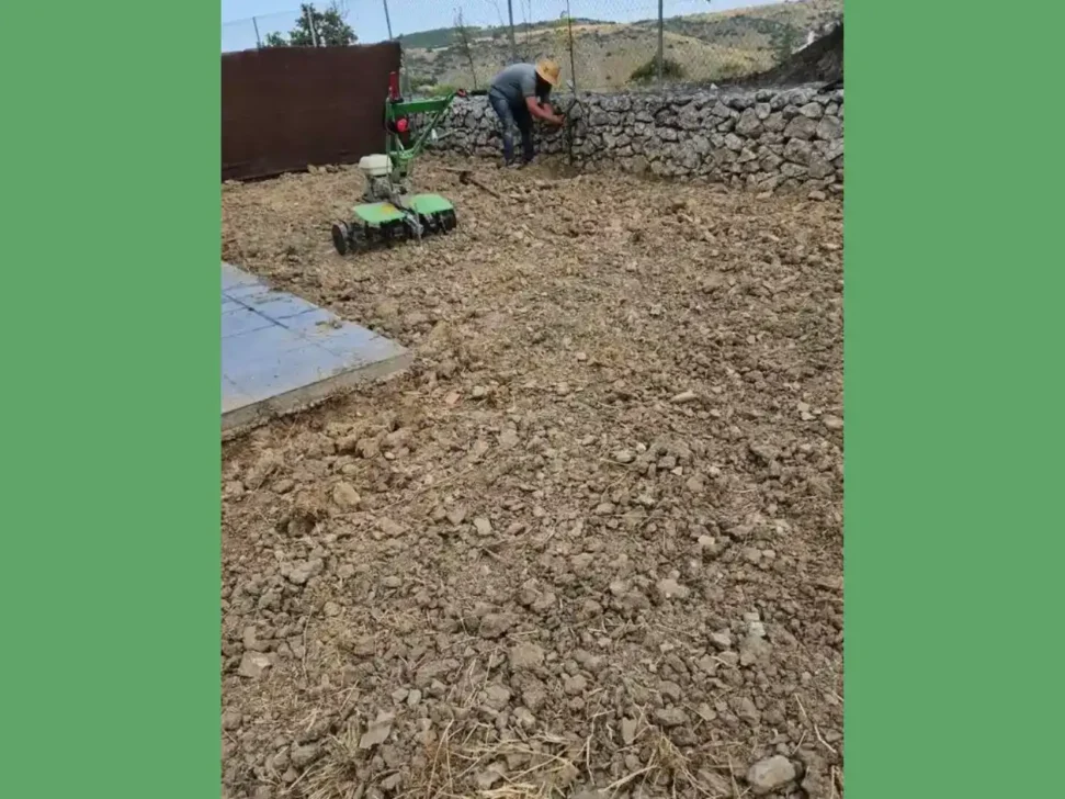 jardinero-en-madrid-colocando-riego-y-cesped